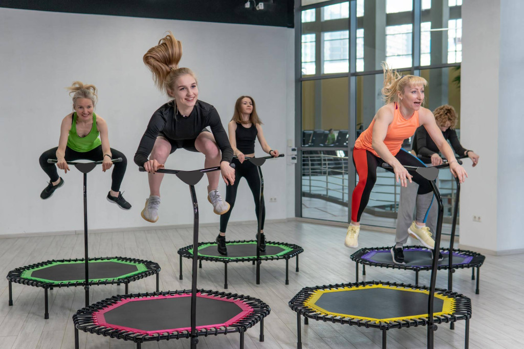 Jak skakać na trampolinie by zwiększyć zabawę i bezpieczeństwo?
