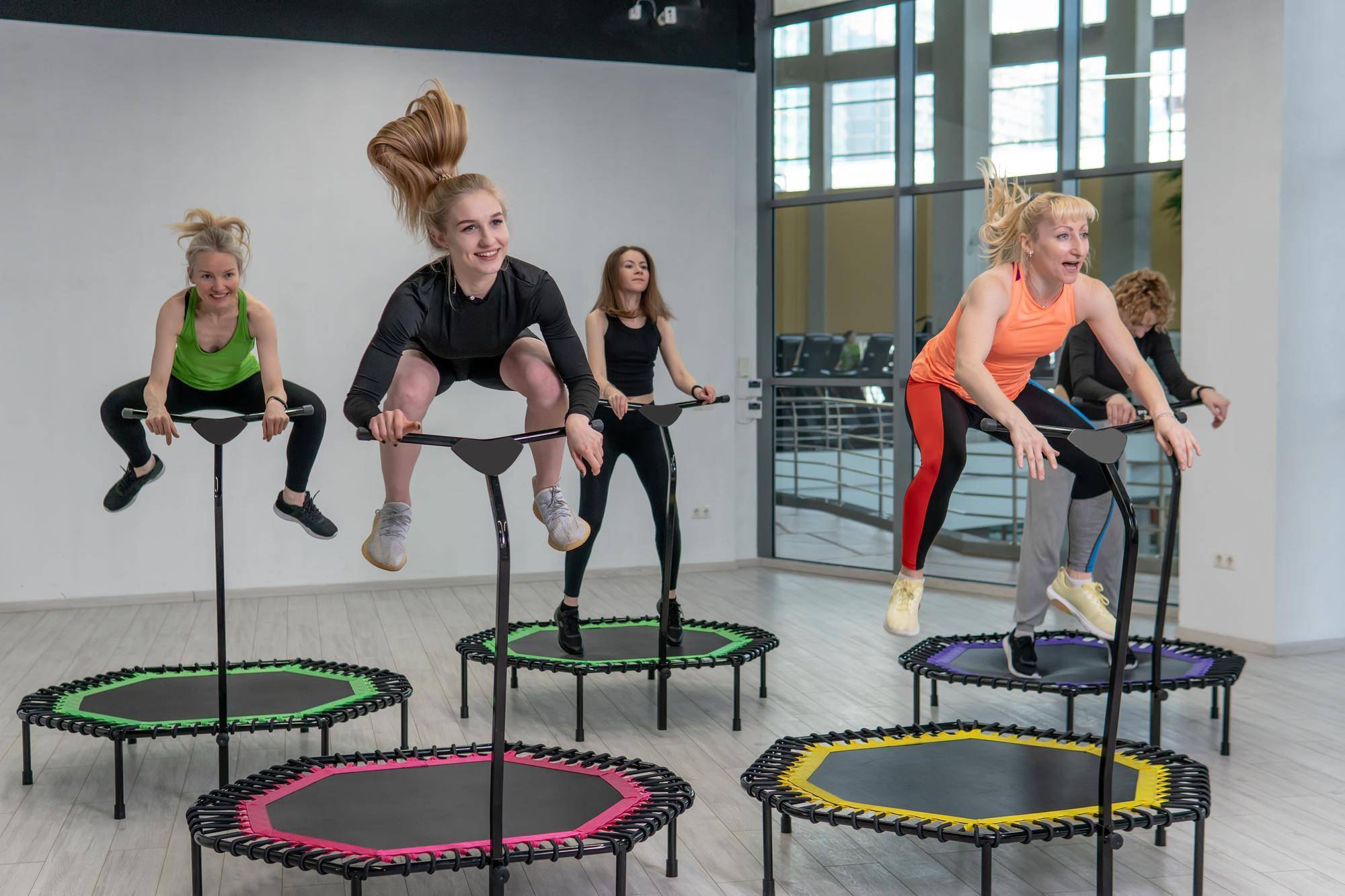 Jak skakać na trampolinie by zwiększyć zabawę i bezpieczeństwo?